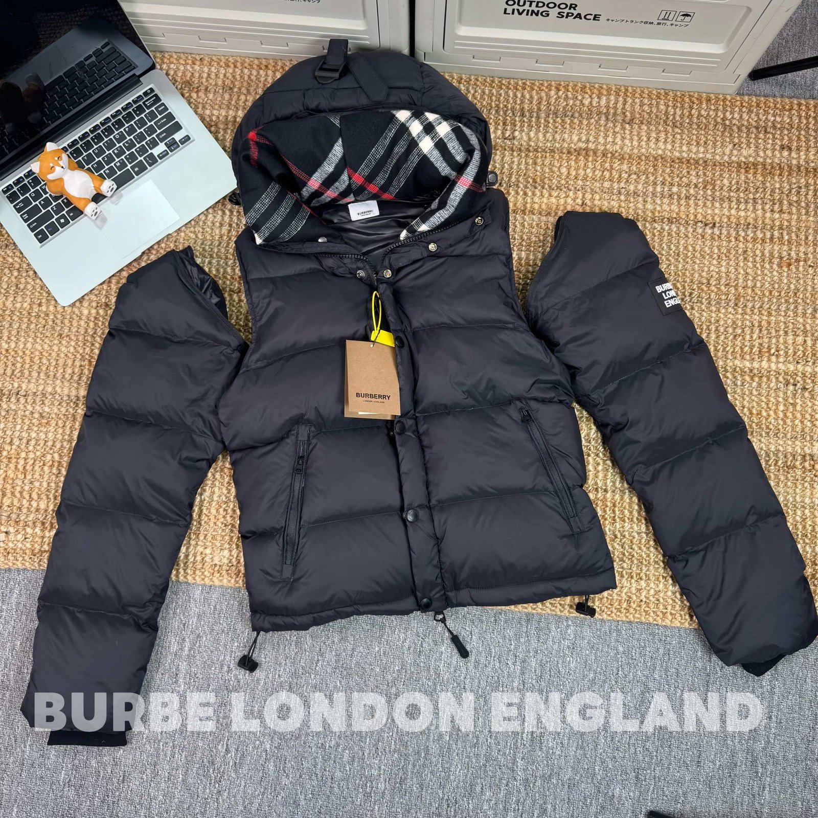 Burberry Detachable-Sleeve Check-Lined Hooded Down Jacket (Worn by Zhou Dongyu) real photo 3