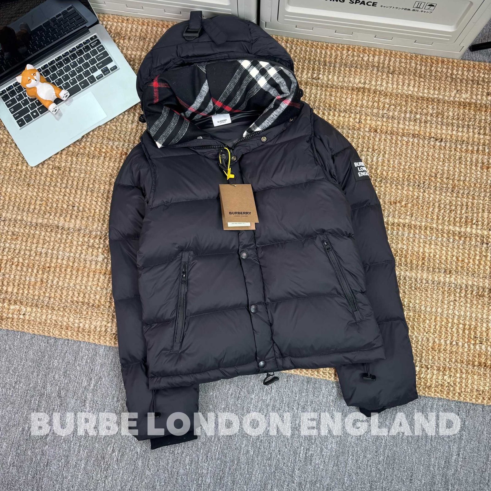 Burberry Detachable-Sleeve Check-Lined Hooded Down Jacket (Worn by Zhou Dongyu) real photo 5