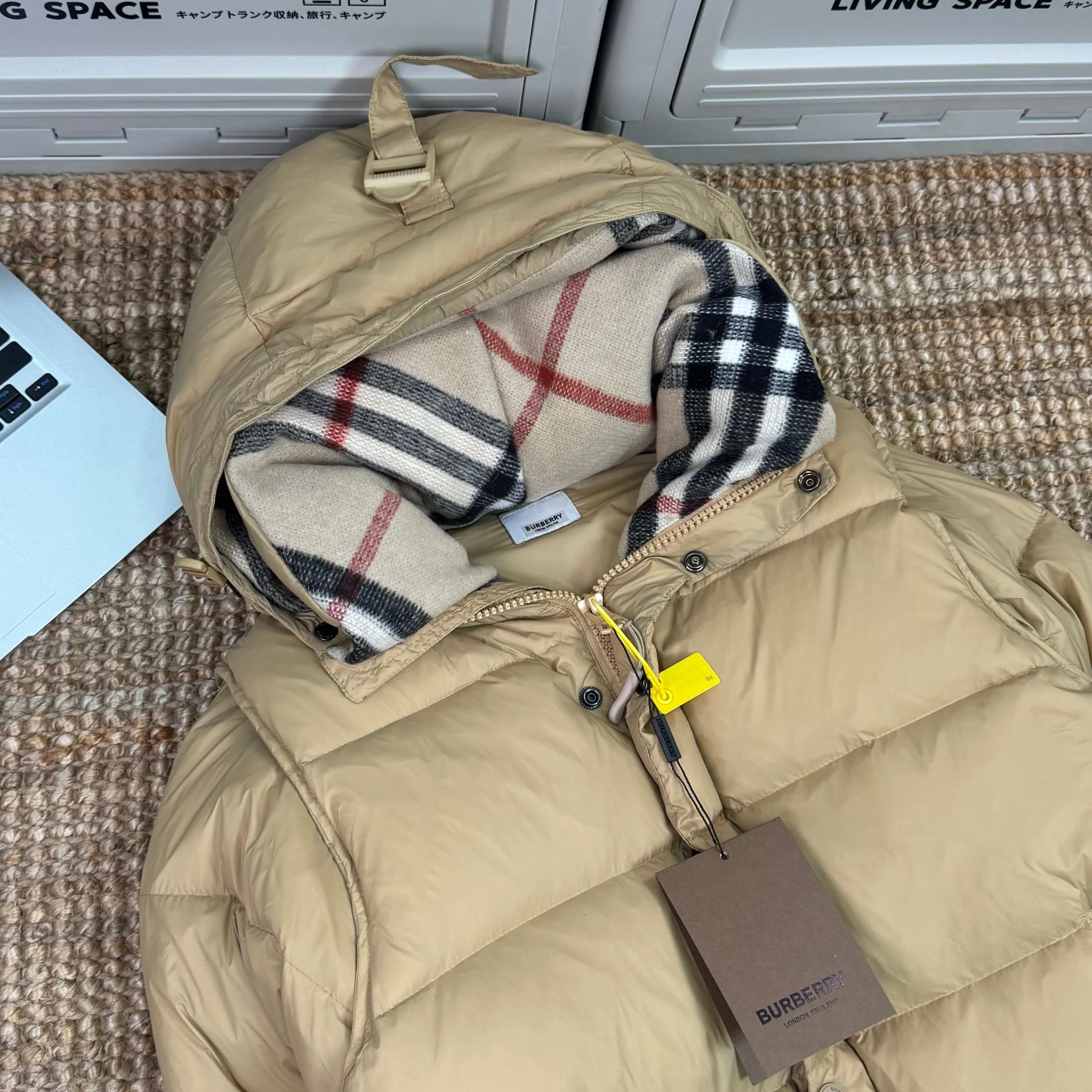 Burberry Detachable-Sleeve Check-Lined Hooded Down Jacket (Worn by Zhou Dongyu) real photo 8