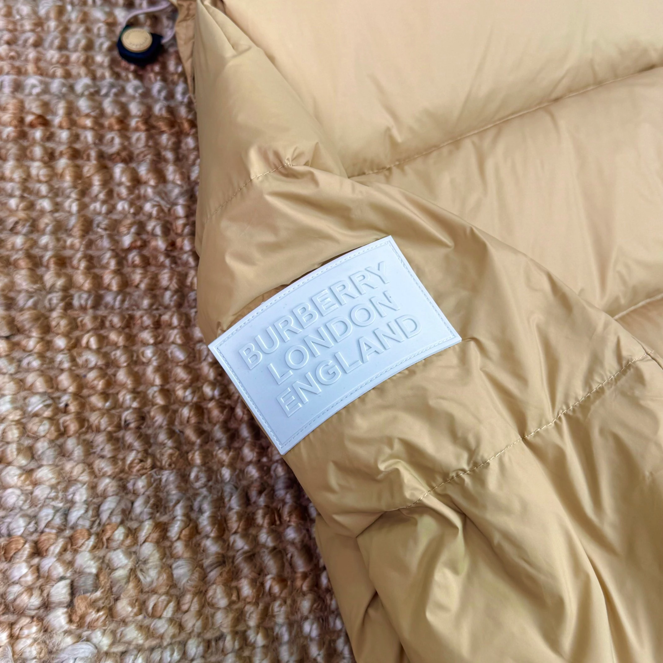 Burberry Detachable-Sleeve Check-Lined Hooded Down Jacket (Worn by Zhou Dongyu) real photo 9