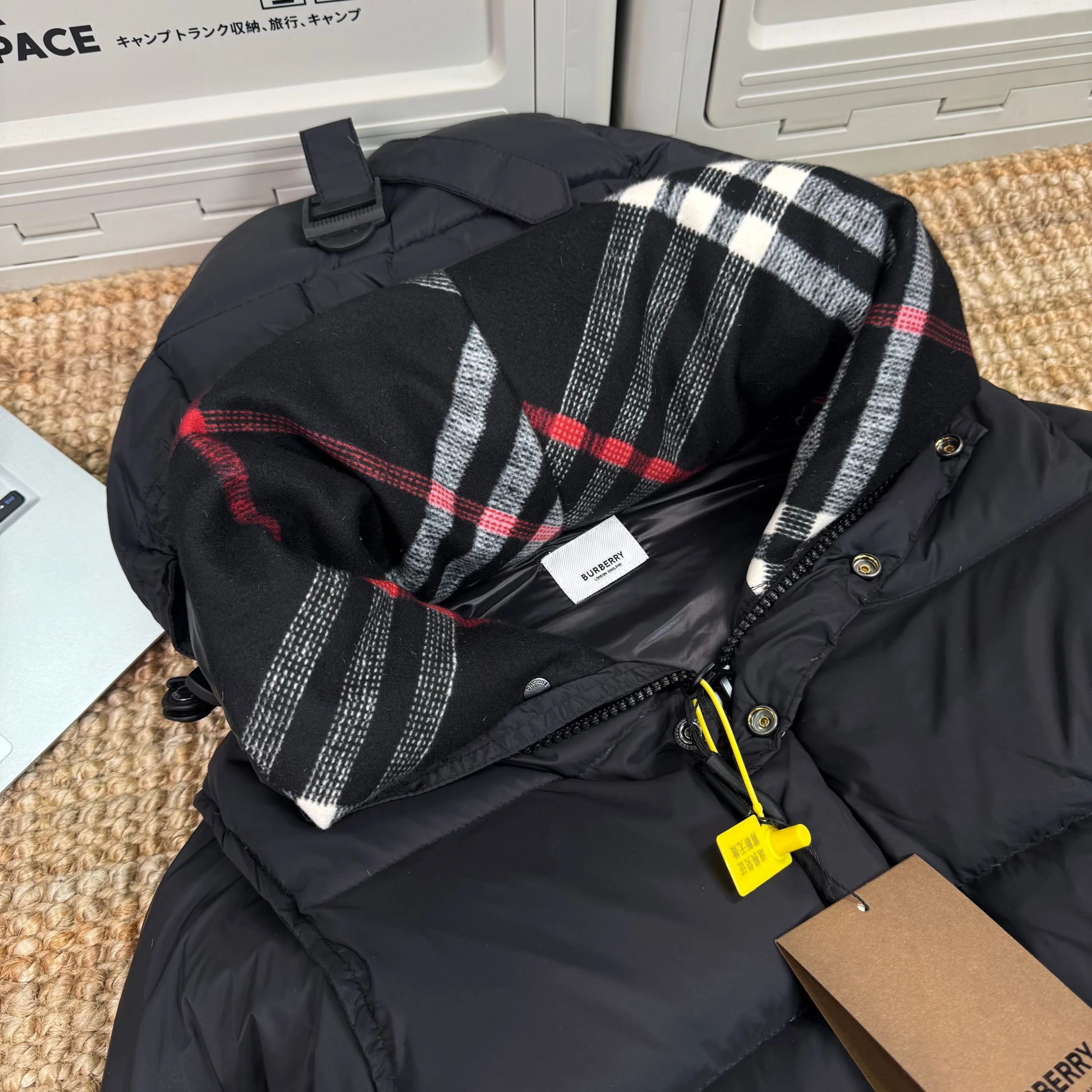 Burberry Detachable-Sleeve Check-Lined Hooded Down Jacket (Worn by Zhou Dongyu) real photo 12