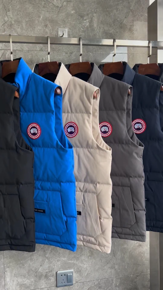 Canada Goose Quilted Puffer Vest - Style 61 - Canada Goose puffer vest real photo 1