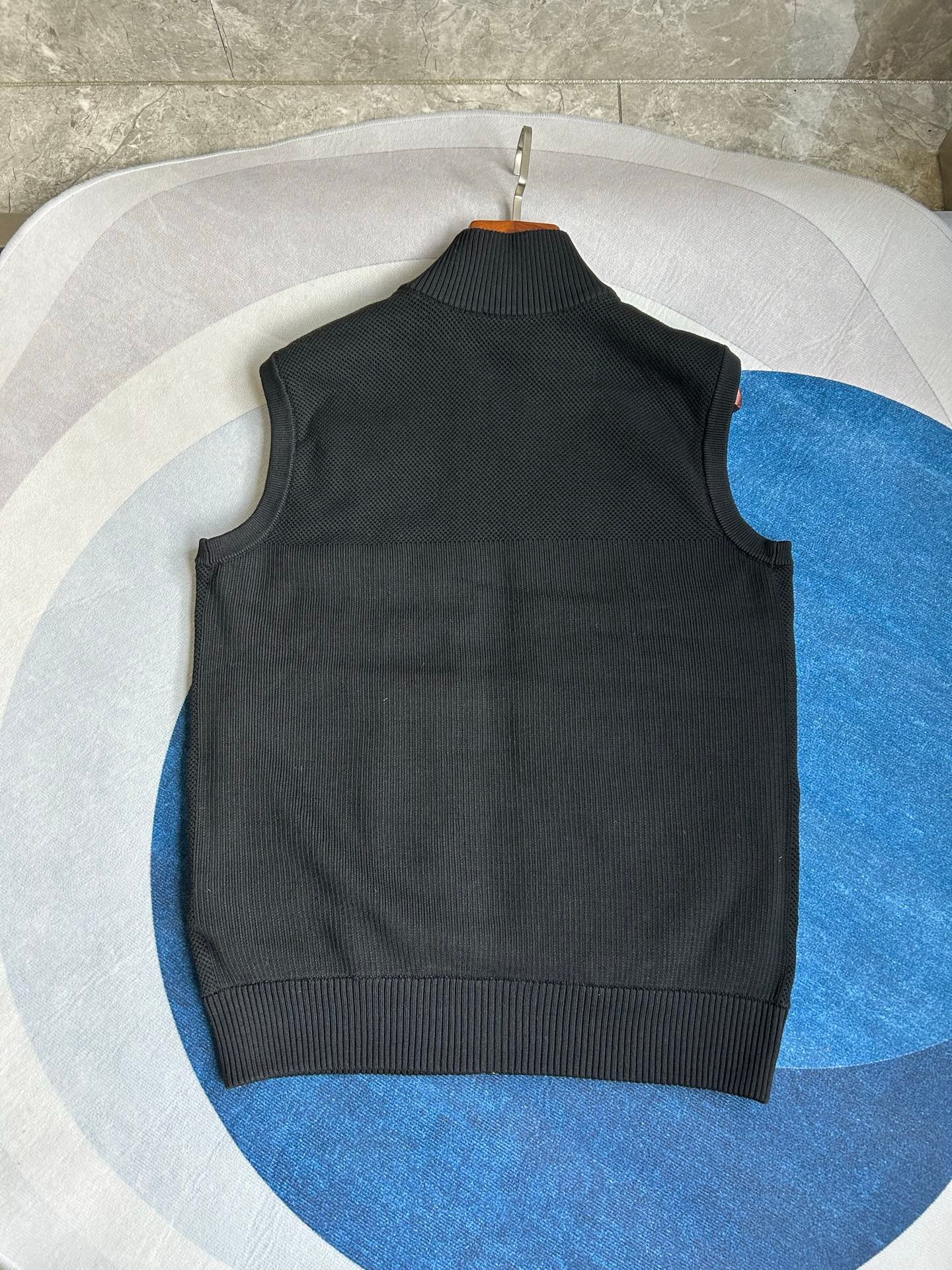 Canada Goose Quilted Puffer Vest - Style 70 - Canada Goose puffer vest real photo 6