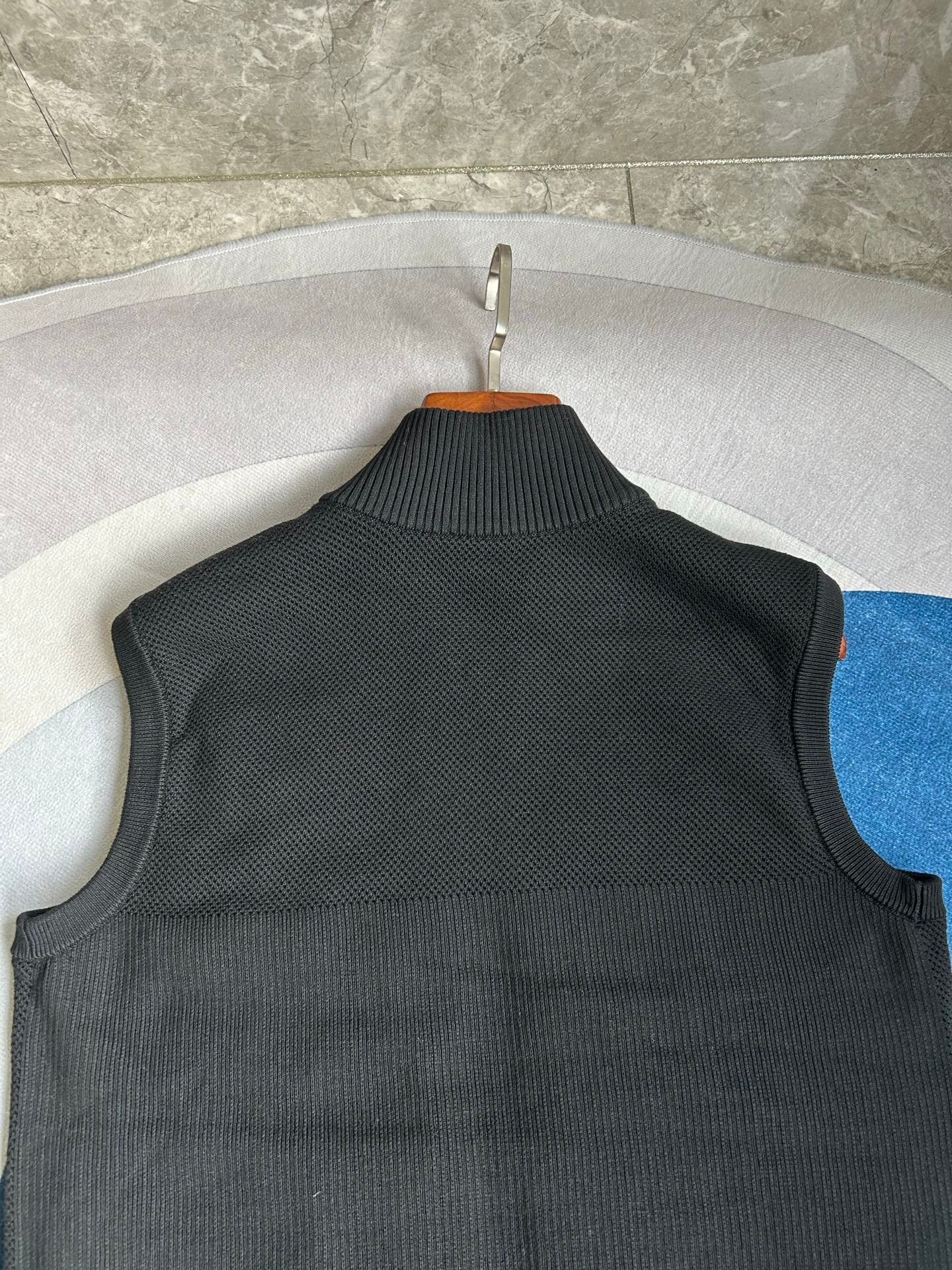 Canada Goose Quilted Puffer Vest - Style 70 - Canada Goose puffer vest real photo 14