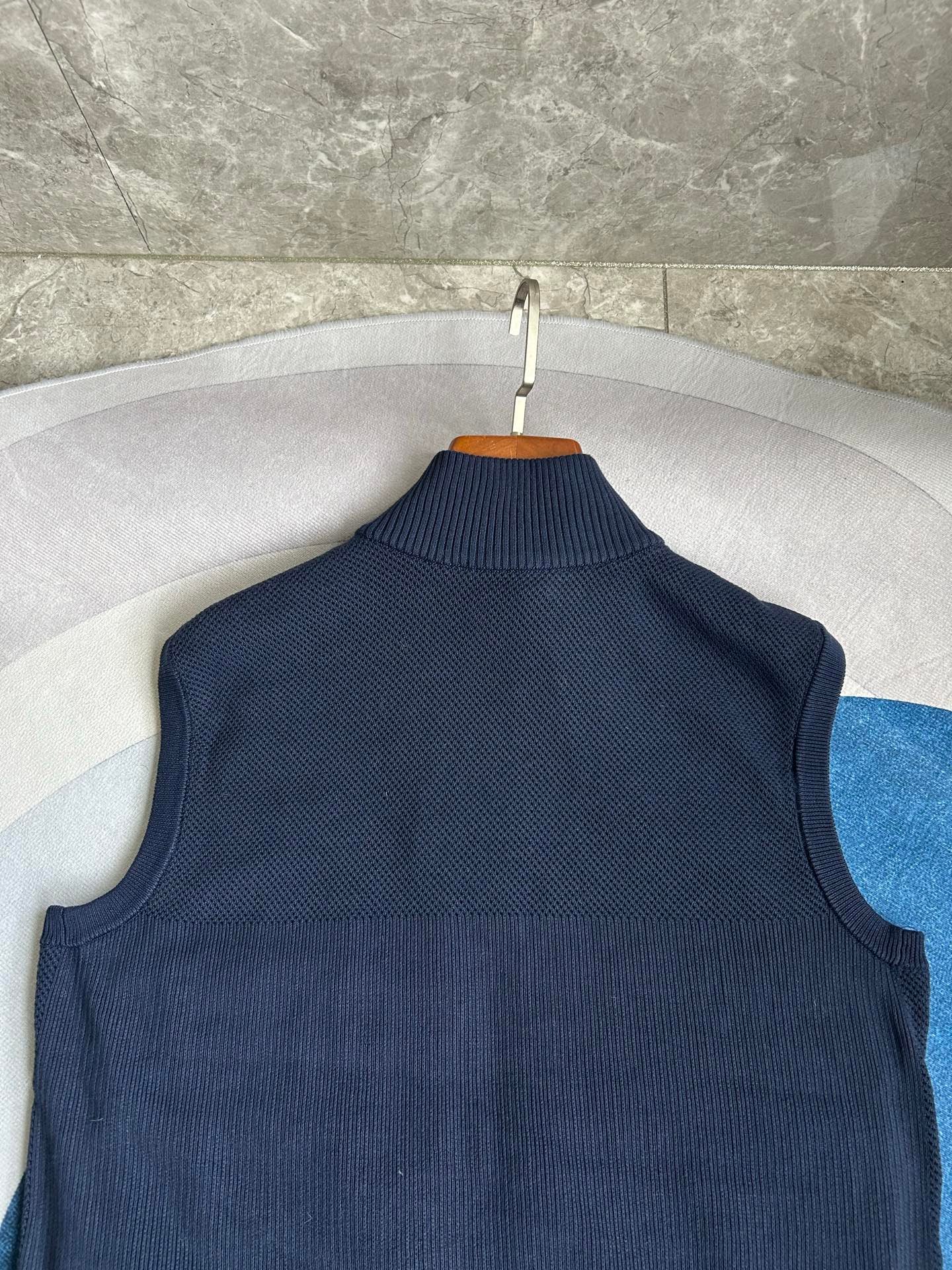Canada Goose Quilted Puffer Vest - Style 73 - Canada Goose puffer vest real photo 15