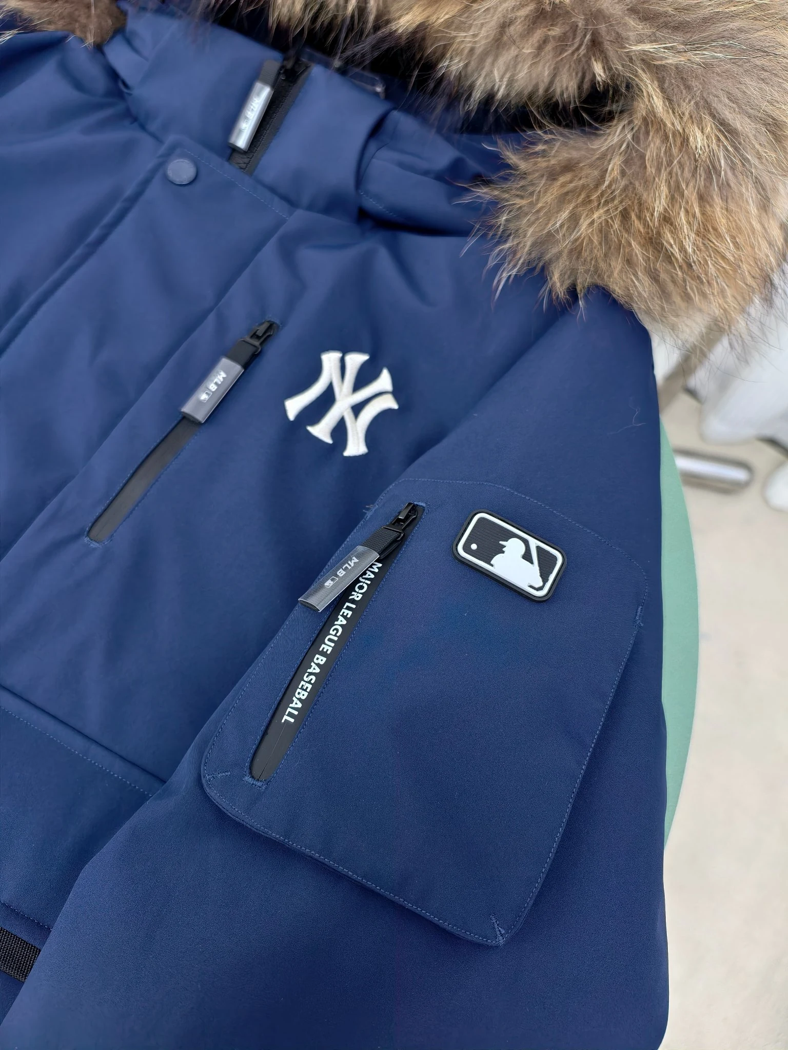Canada Goose Short Fur-Collar Puffer Jacket - Style 9 - Canada Goose puffer jacket real photo 6