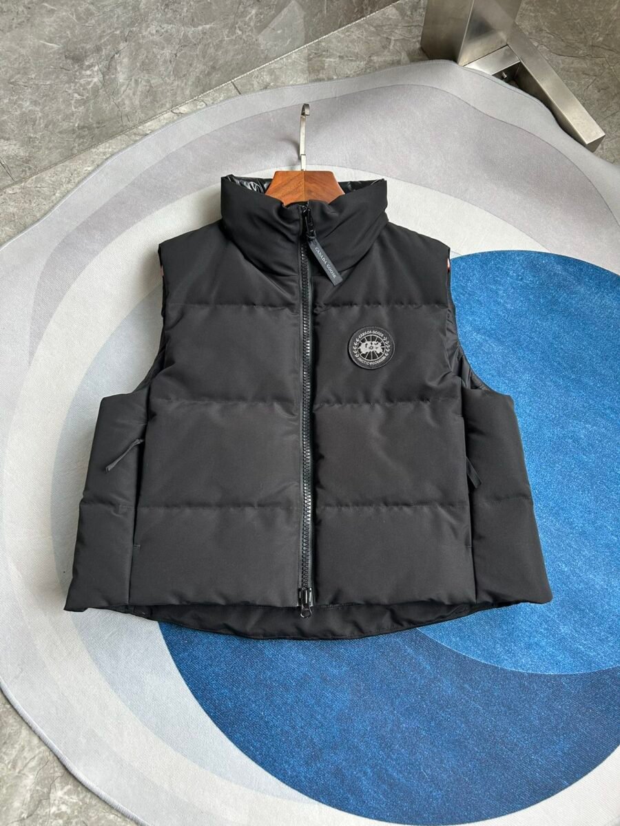 Canada Goose Short Puffer Vest - Canada Goose puffer vest real photo 3