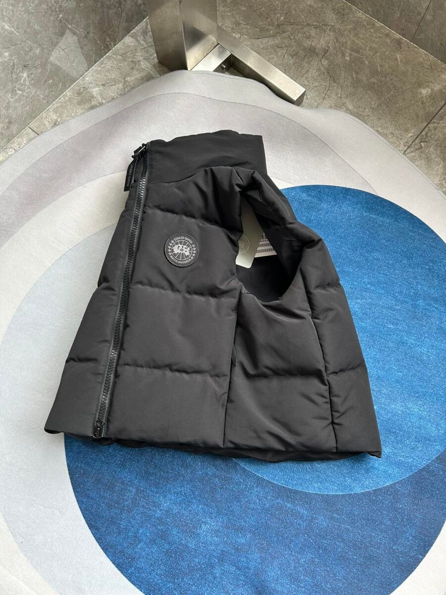 Canada Goose Short Puffer Vest - Canada Goose puffer vest real photo 5