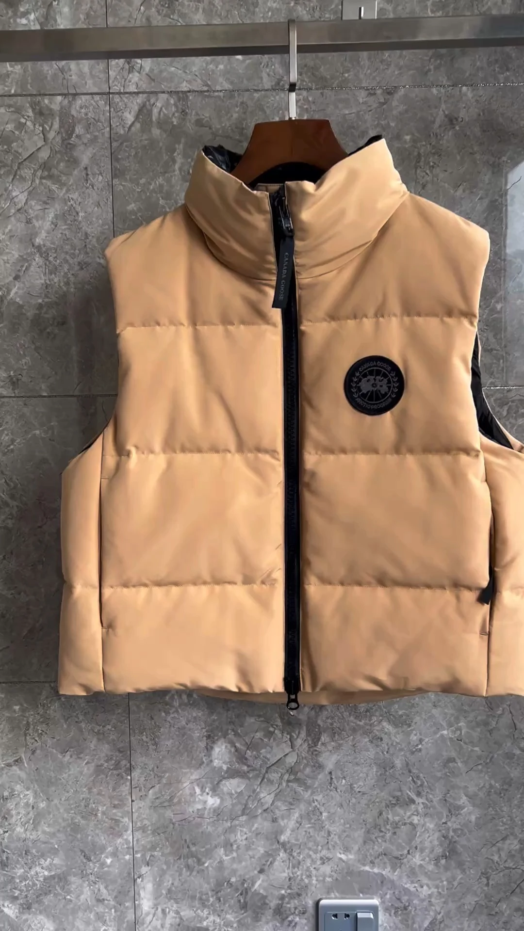 Canada Goose Short Puffer Vest - Style 4 - Canada Goose puffer vest real photo 1