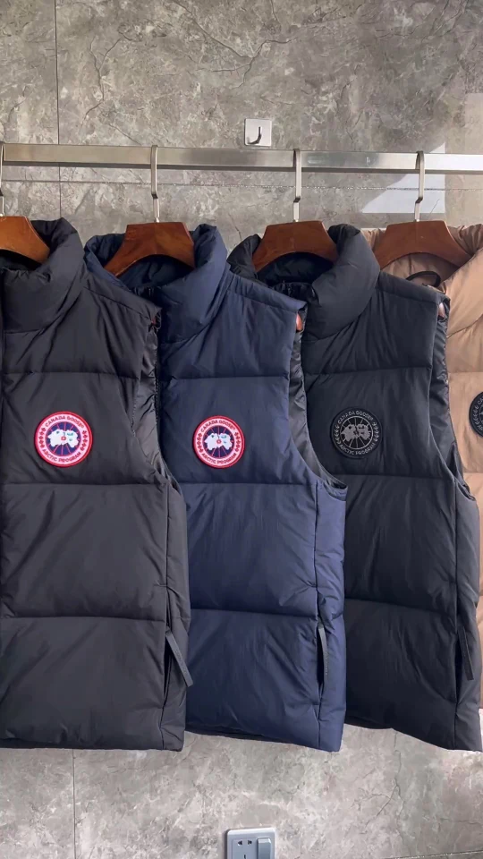 Canada Goose puffer vest - real photo 1