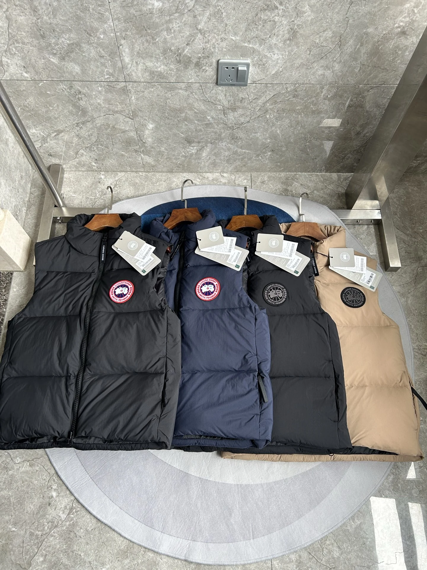 Canada Goose puffer vest - real photo 4